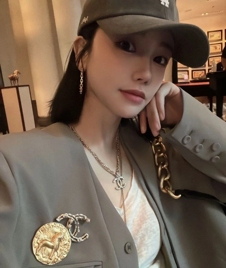 Classic Chxnxl Brooches 290634