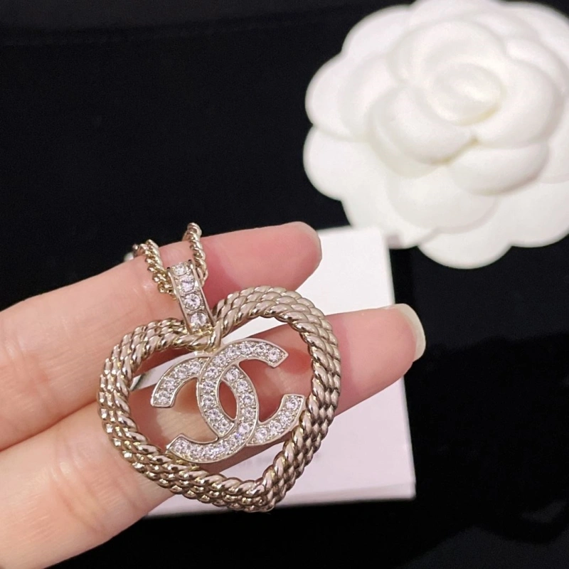 Compact Chxnxl Necklaces 289706