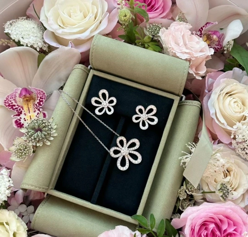 Classic Vcx Earrings 316003