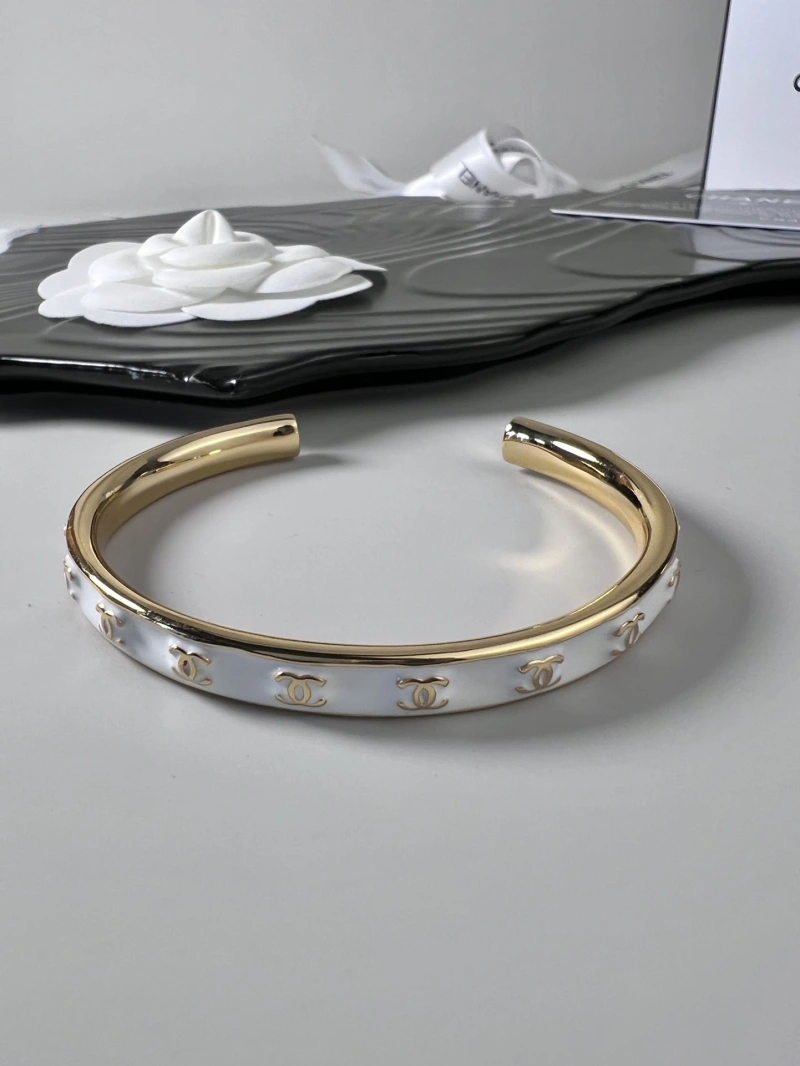 Fashionable Chxnxl Bracelets 290719