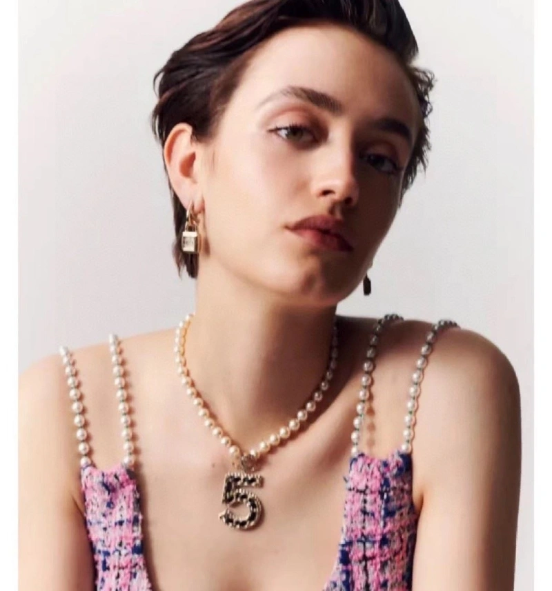 Sleek Chxnxl Necklaces 289563