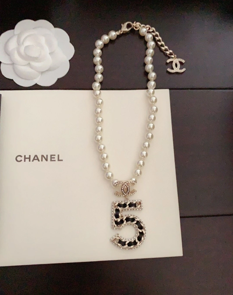 Sleek Chxnxl Necklaces 289563