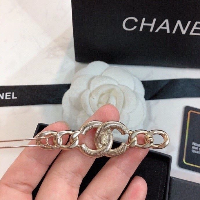 Minimalist Chxnxl Brooches 290522