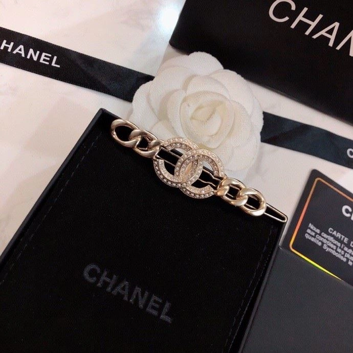 Minimalist Chxnxl Brooches 290522