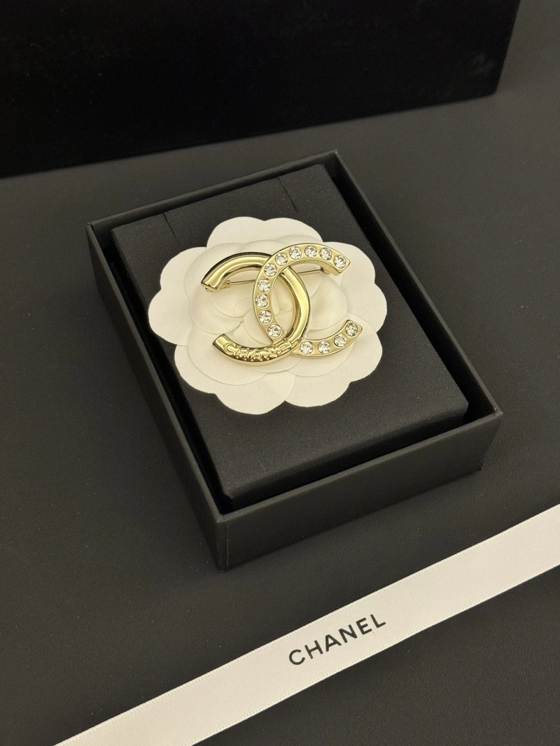 Sophisticated Chxnxl Brooches 290524