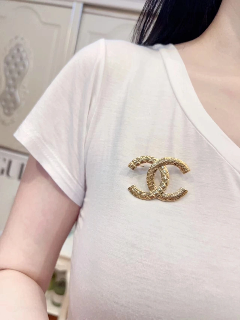 EasyMatch Chxnxl Brooches 290517