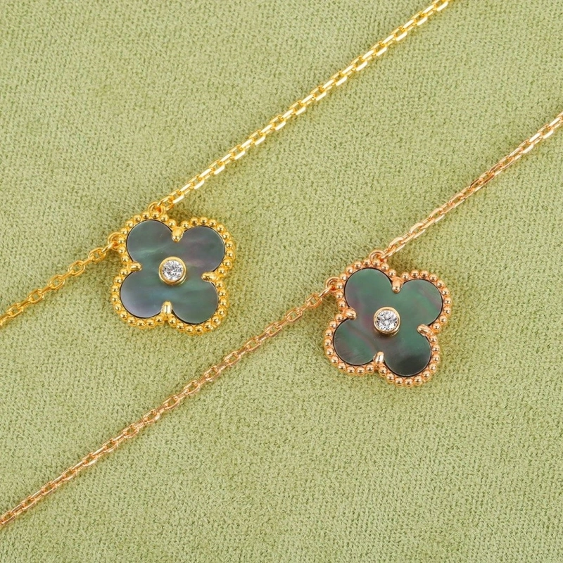 Fashionable Chxnxl Necklaces 289548