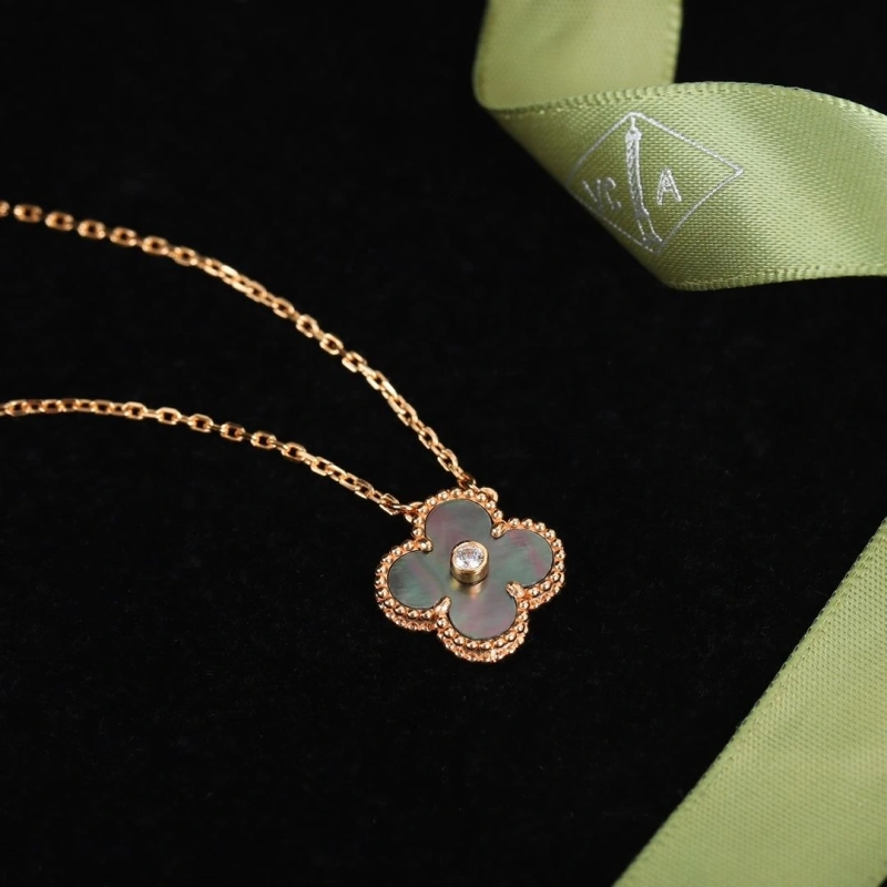 Fashionable Chxnxl Necklaces 289548