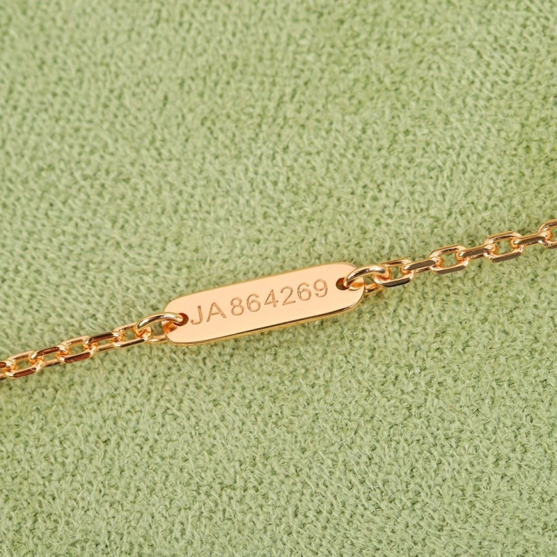 Fashionable Chxnxl Necklaces 289548