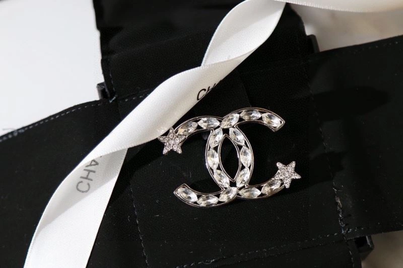 Sleek Chxnxl Brooches 293589