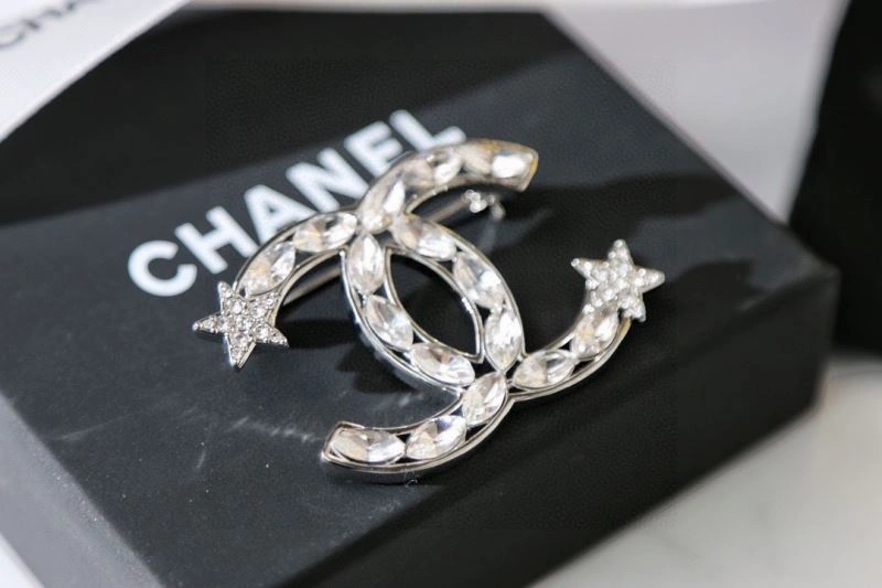 Sleek Chxnxl Brooches 293589