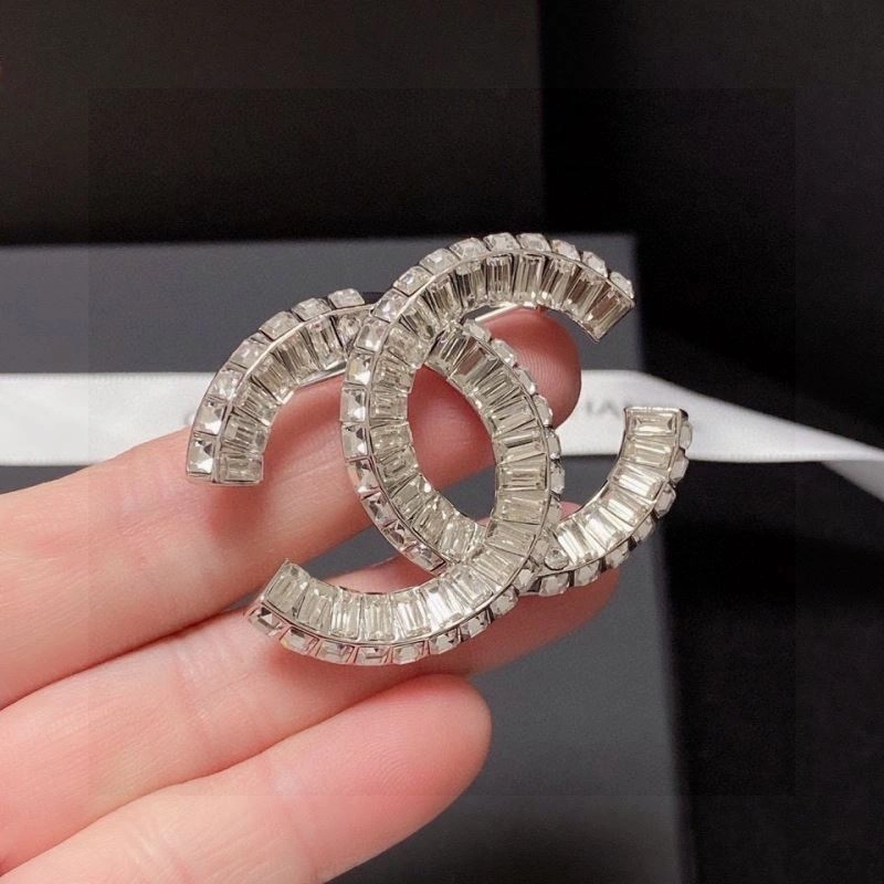 Cozy Chxnxl Brooches 293531