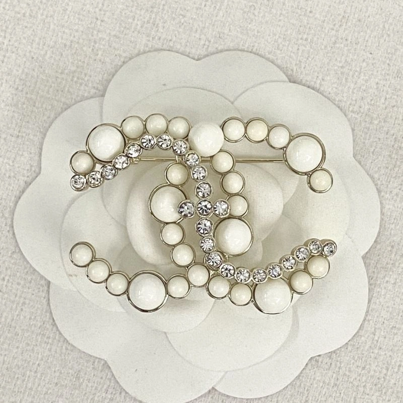 ModernLook Chxnxl Brooches 293535