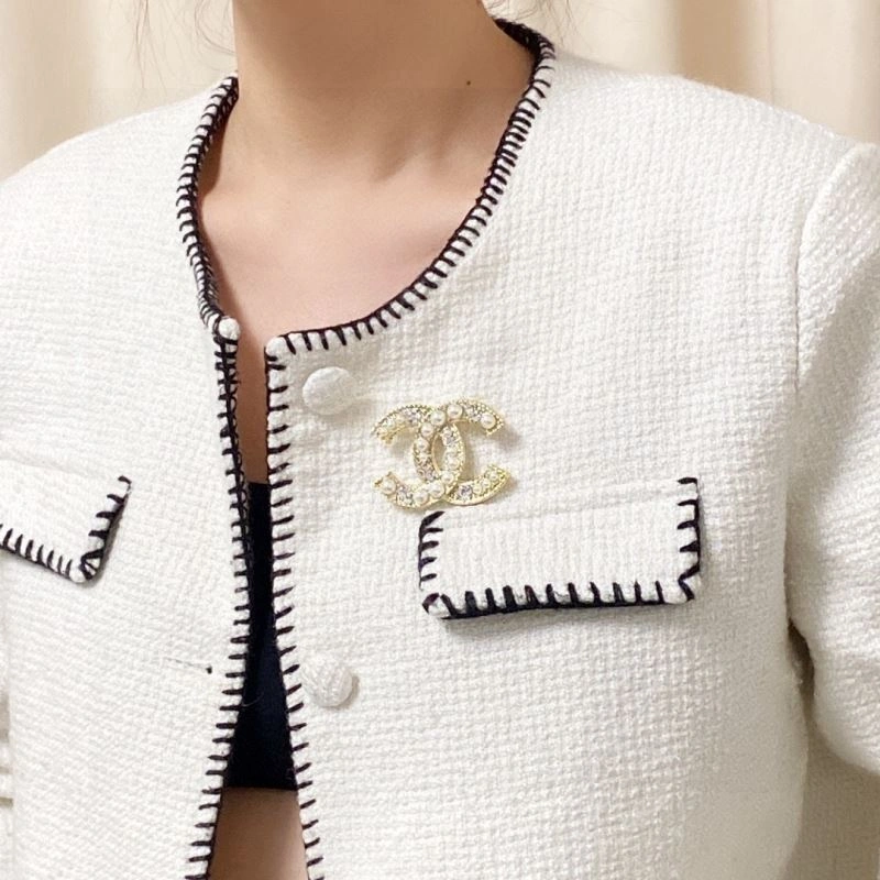 Lightweight Chxnxl Brooches 293521