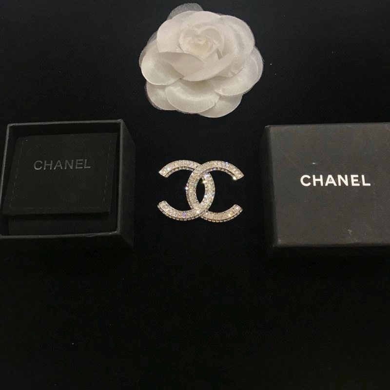 Vibrant Chxnxl Brooches 293510
