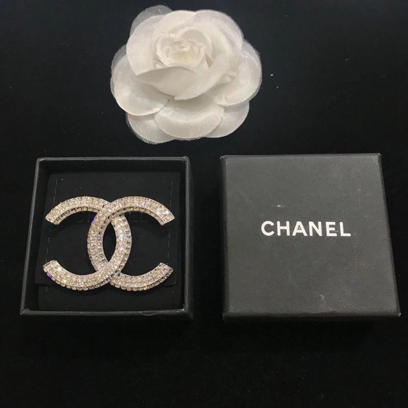 Vibrant Chxnxl Brooches 293510
