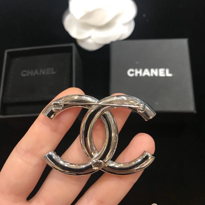 Vibrant Chxnxl Brooches 293510