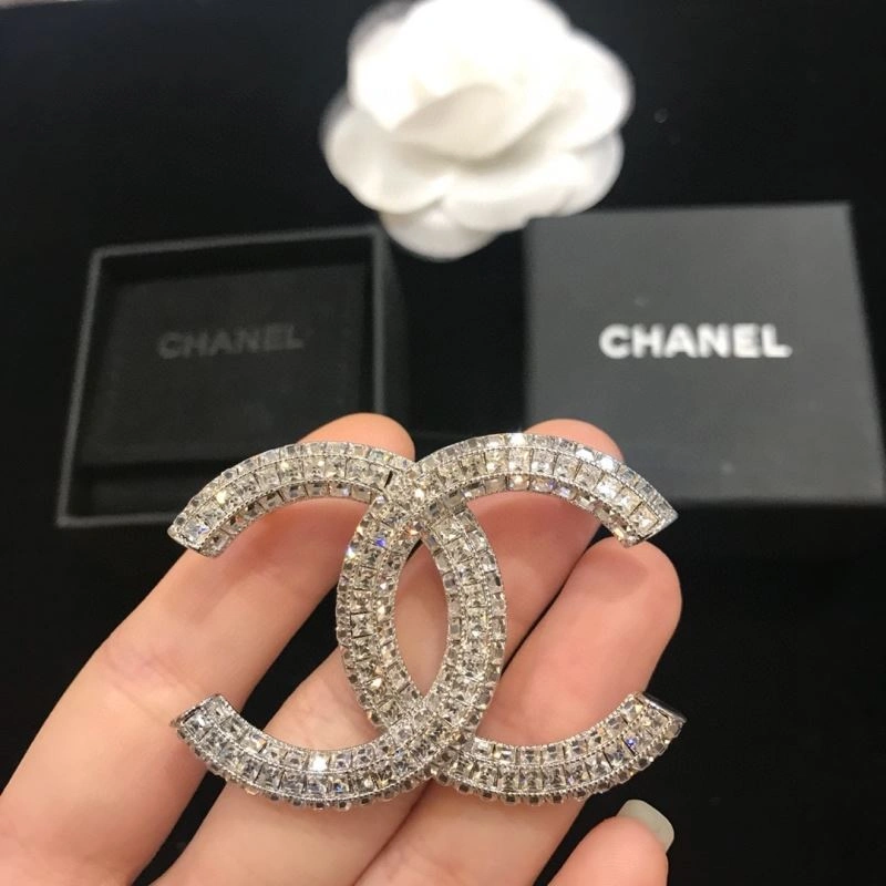 Vibrant Chxnxl Brooches 293510