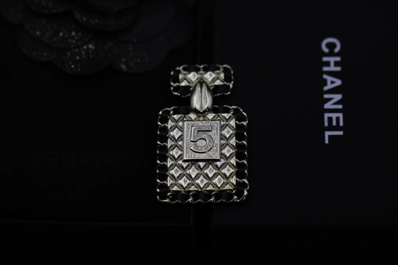 Sophisticated Chxnxl Brooches 293038