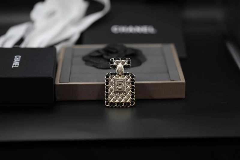 Sophisticated Chxnxl Brooches 293038
