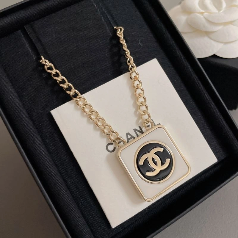 Cozy Chxnxl Brooches 293024