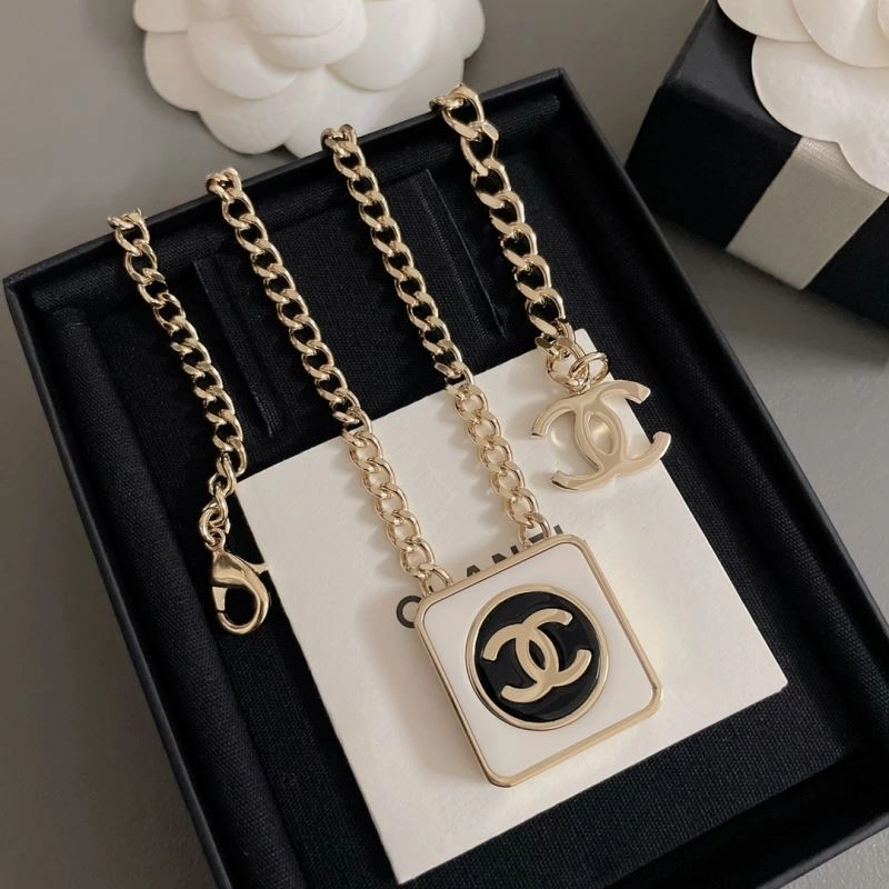 Cozy Chxnxl Brooches 293024