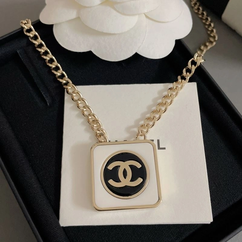 Cozy Chxnxl Brooches 293024