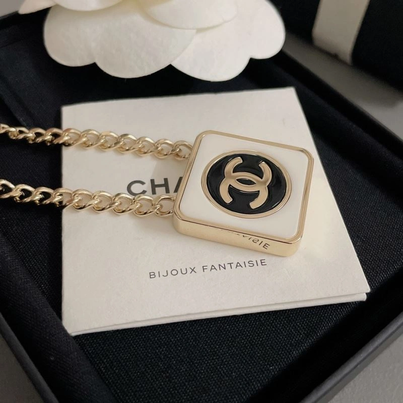 Cozy Chxnxl Brooches 293024