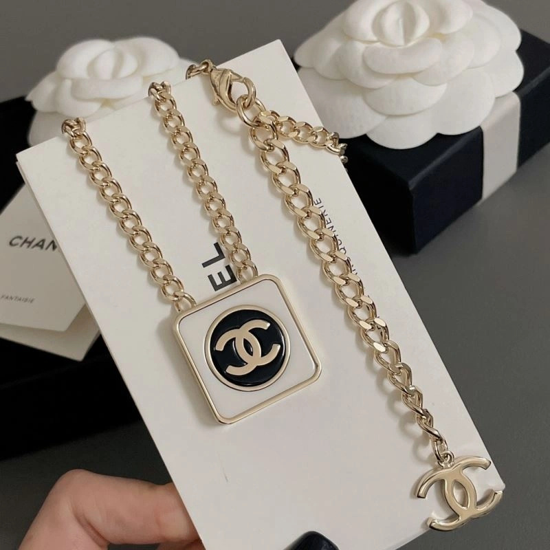 Cozy Chxnxl Brooches 293024