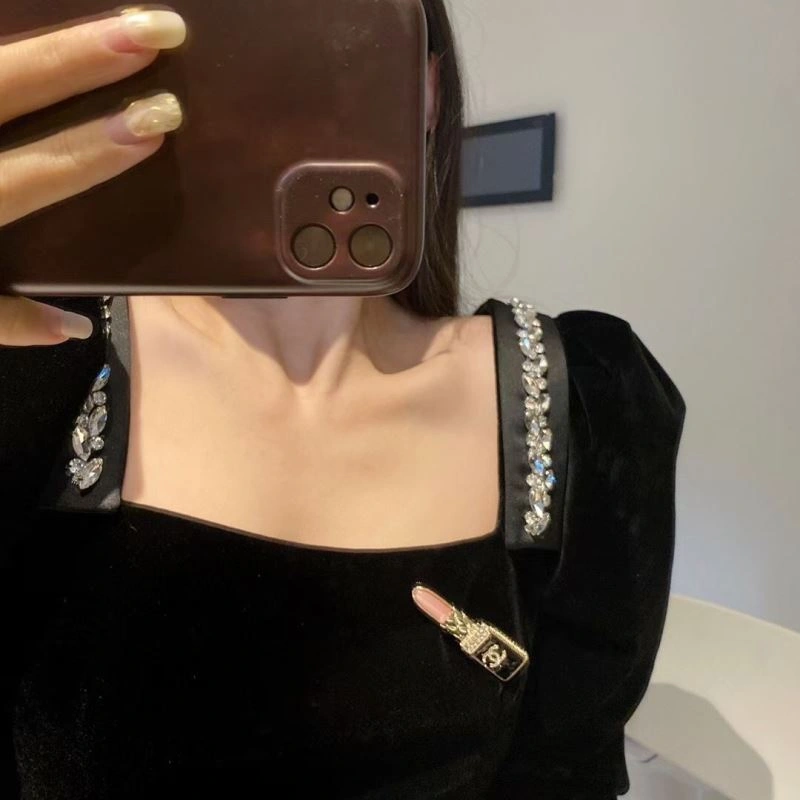 Minimalist Chxnxl Brooches 293015