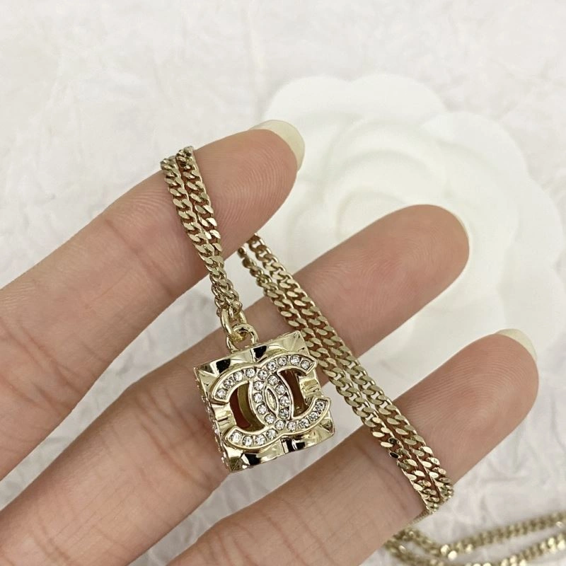 Cozy Chxnxl Brooches 292994