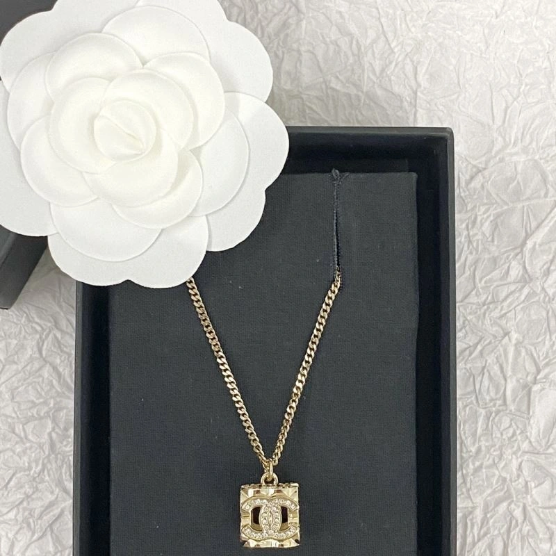 Cozy Chxnxl Brooches 292994