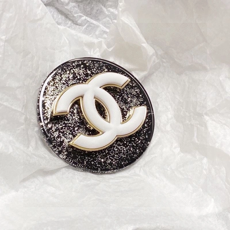 Cozy Chxnxl Brooches 292985
