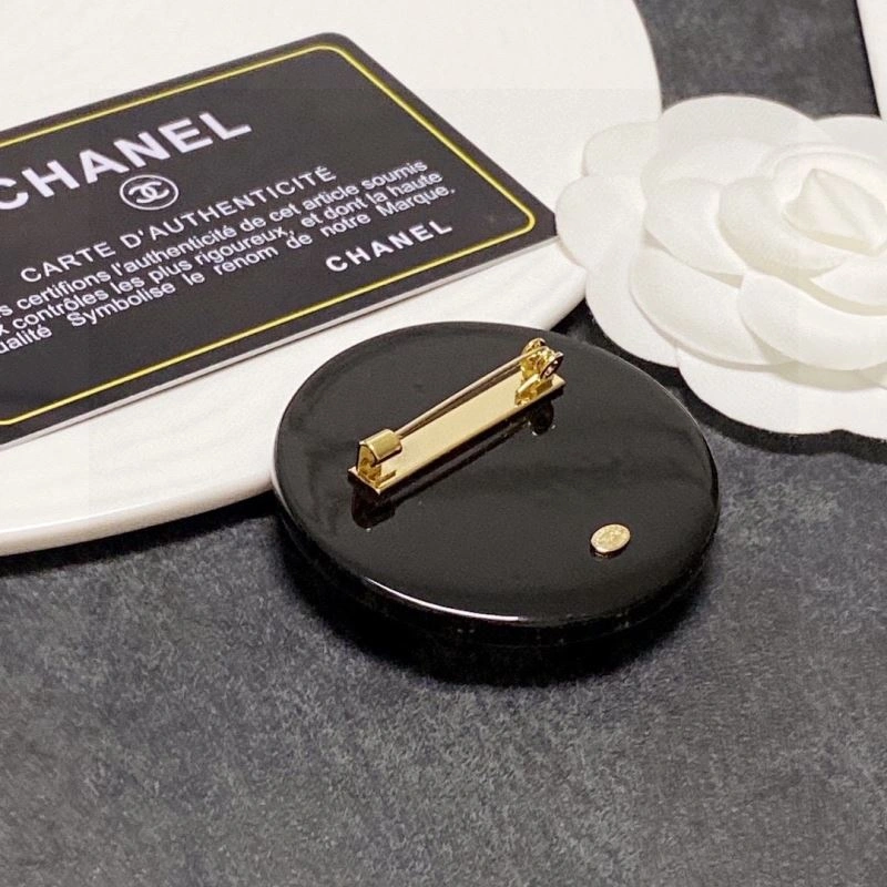 Cozy Chxnxl Brooches 292985