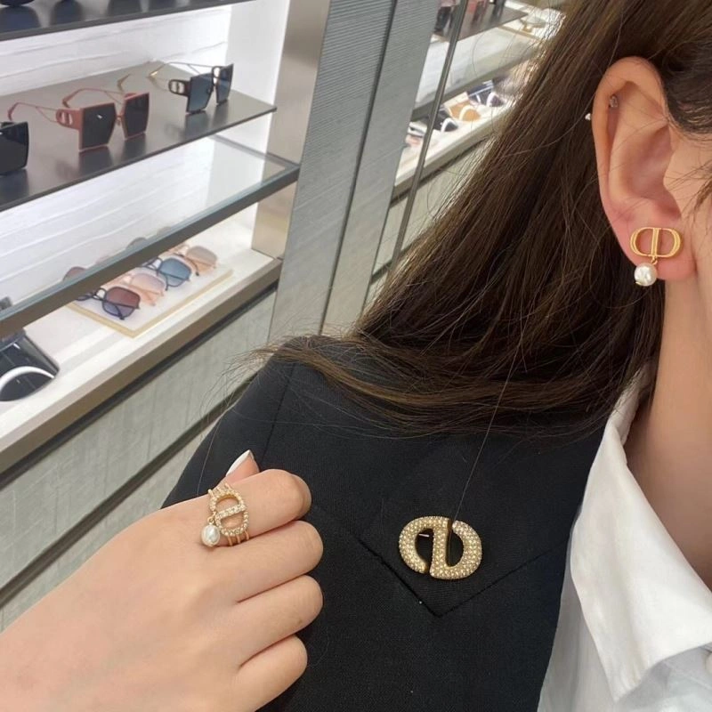 EyeCatching Christian Dxxr Brooches 295456