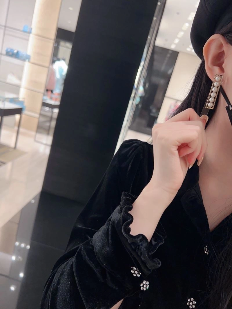 Breathable Chxnxl Earrings 291840