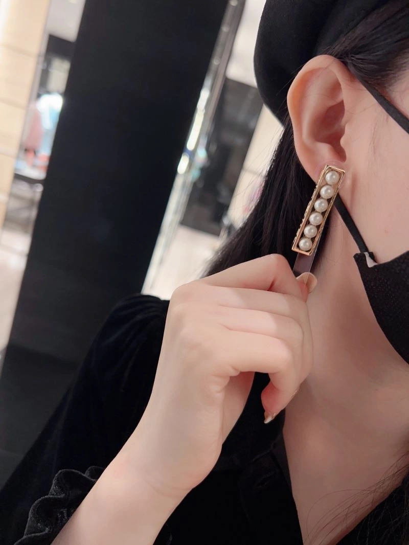 Breathable Chxnxl Earrings 291840