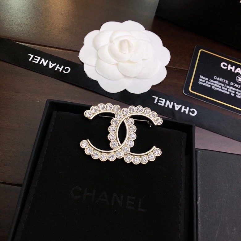 EyeCatching Chxnxl Brooches 292861