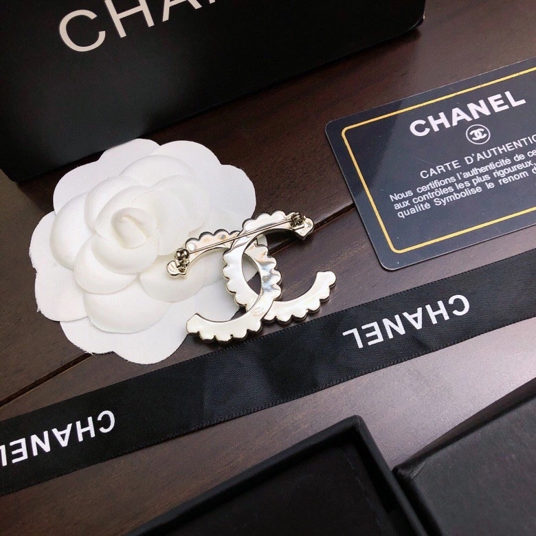 EyeCatching Chxnxl Brooches 292861