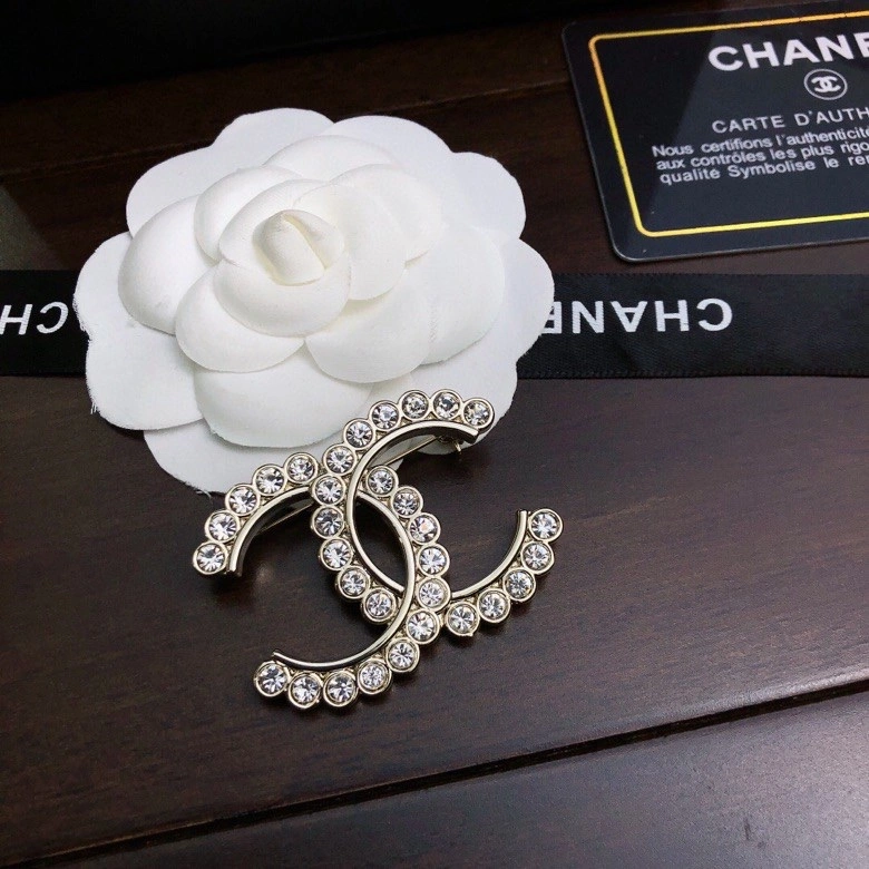EyeCatching Chxnxl Brooches 292861