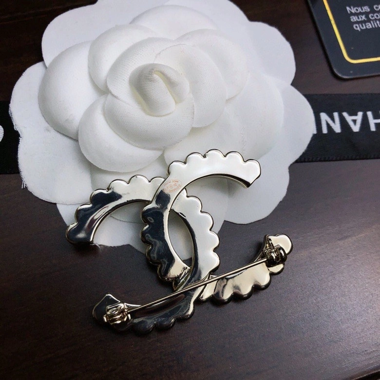 EyeCatching Chxnxl Brooches 292861