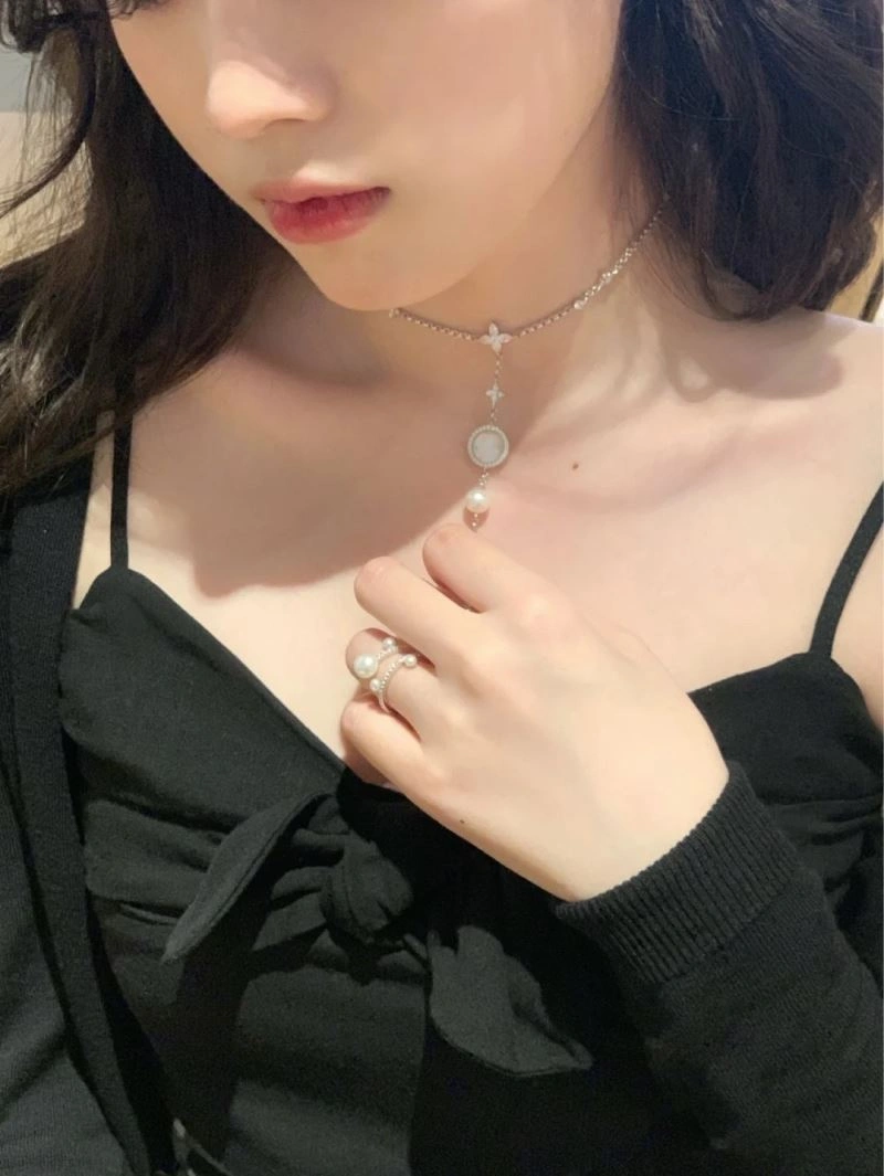 Modern Axm Necklaces 282156