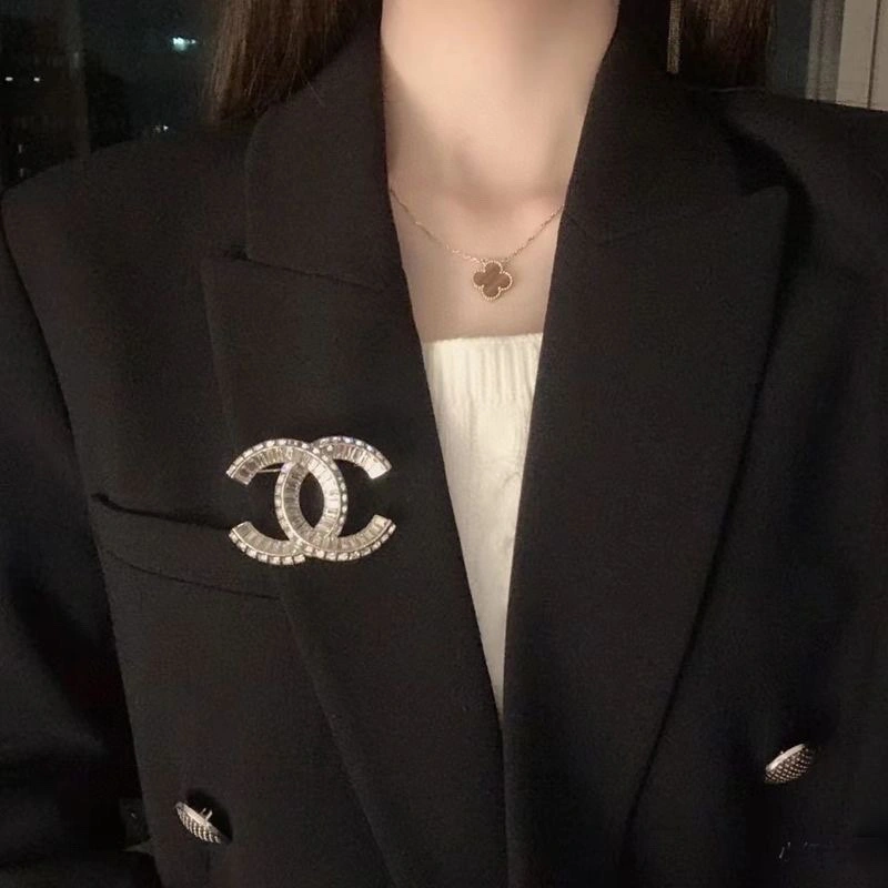 WellDesigned Chxnxl Brooches 292815