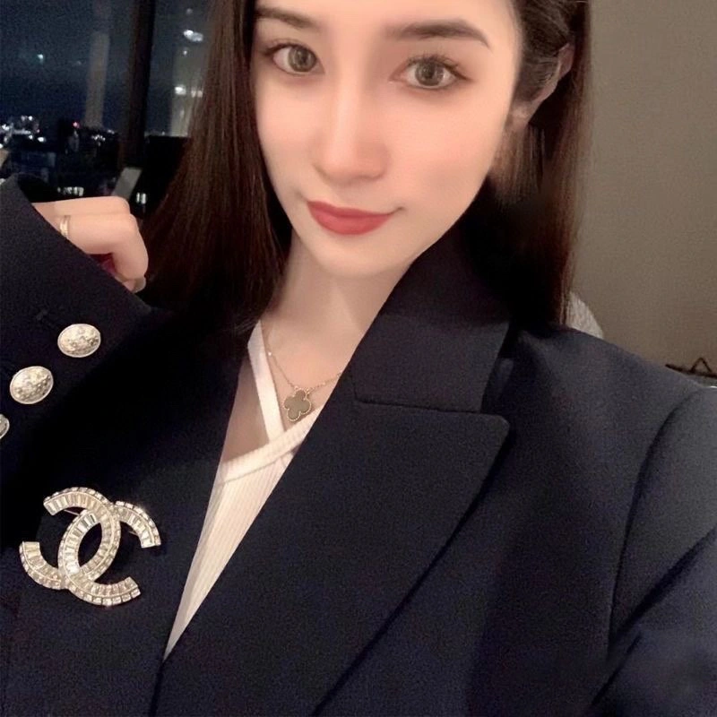 WellDesigned Chxnxl Brooches 292815