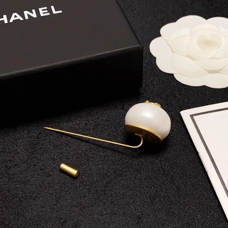 Resilient Chxnxl Brooches 292782
