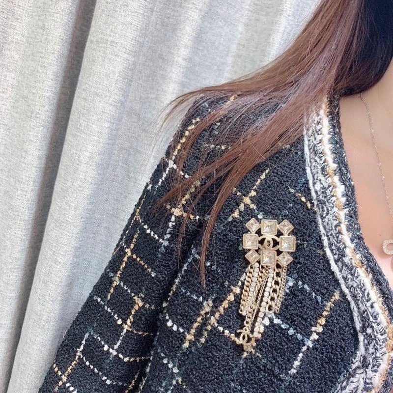 Lightweight Chxnxl Brooches 292762