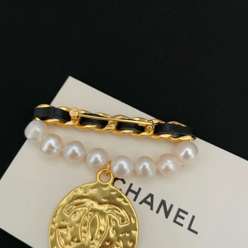 Lightweight Chxnxl Brooches 292747