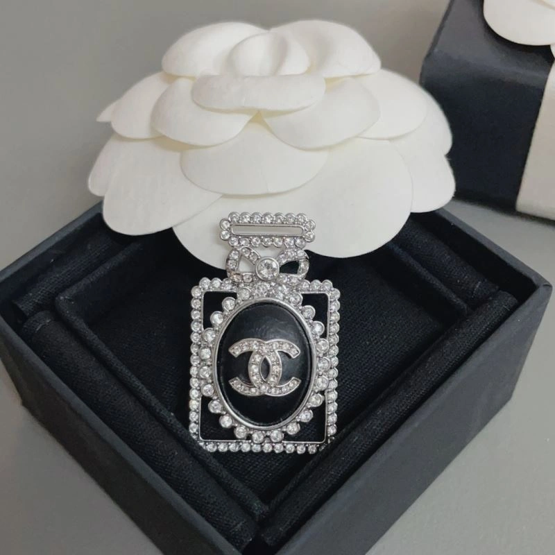 Minimalist Chxnxl Brooches 292727
