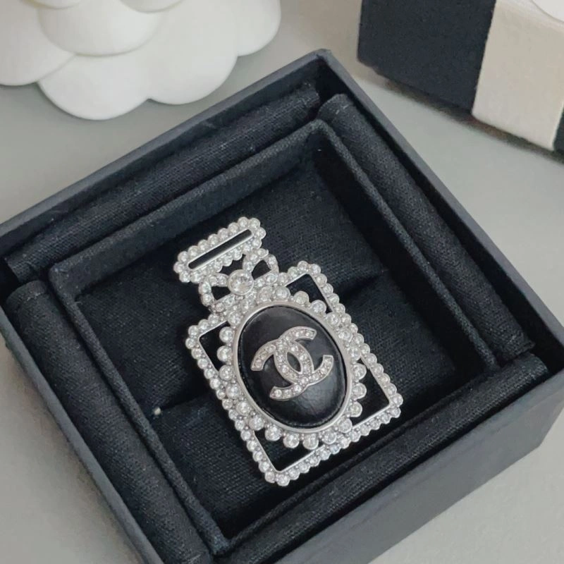 Minimalist Chxnxl Brooches 292727