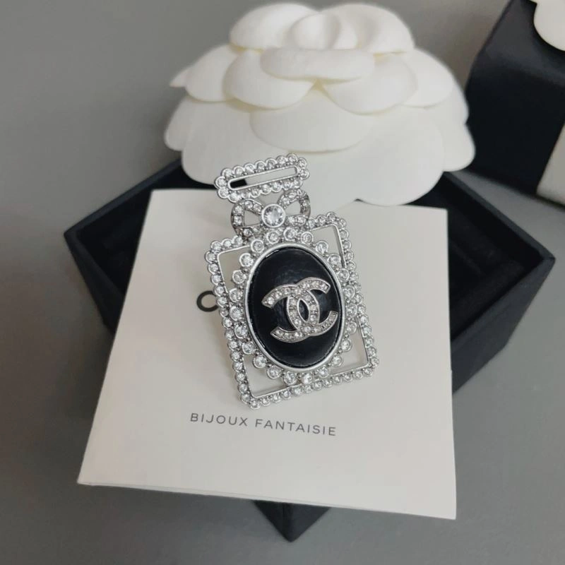 Minimalist Chxnxl Brooches 292727